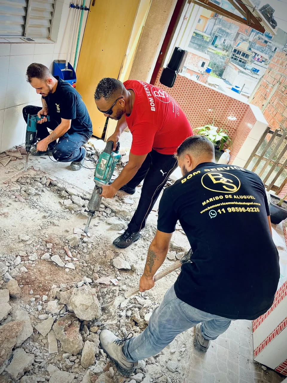Equipe trabalhando na remoção de revestimento