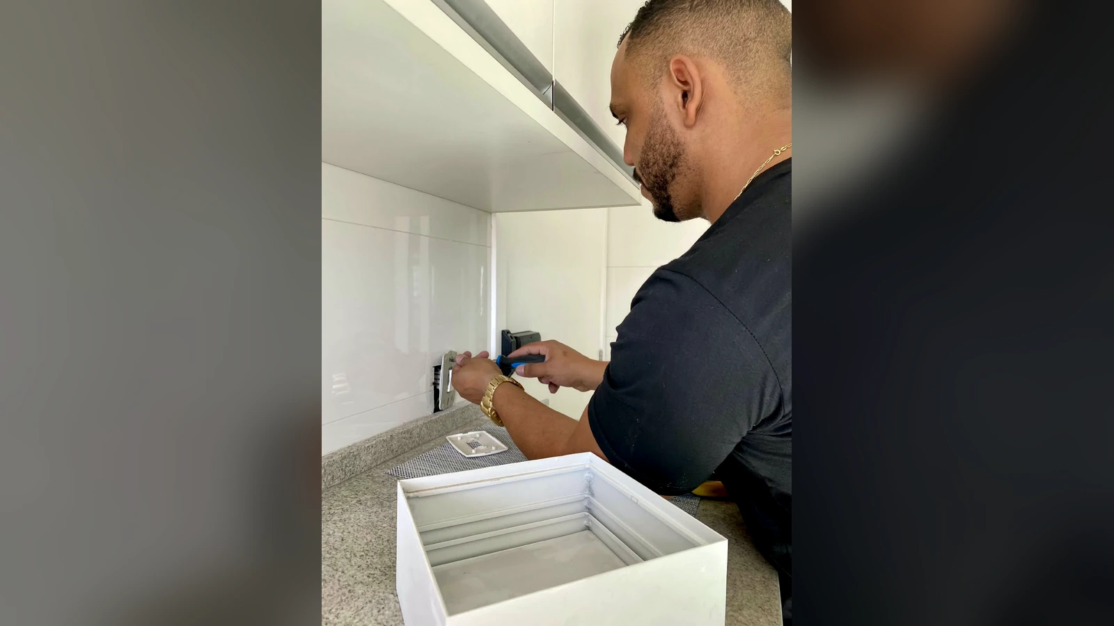 Profissional da Bom Service ajustando uma tomada